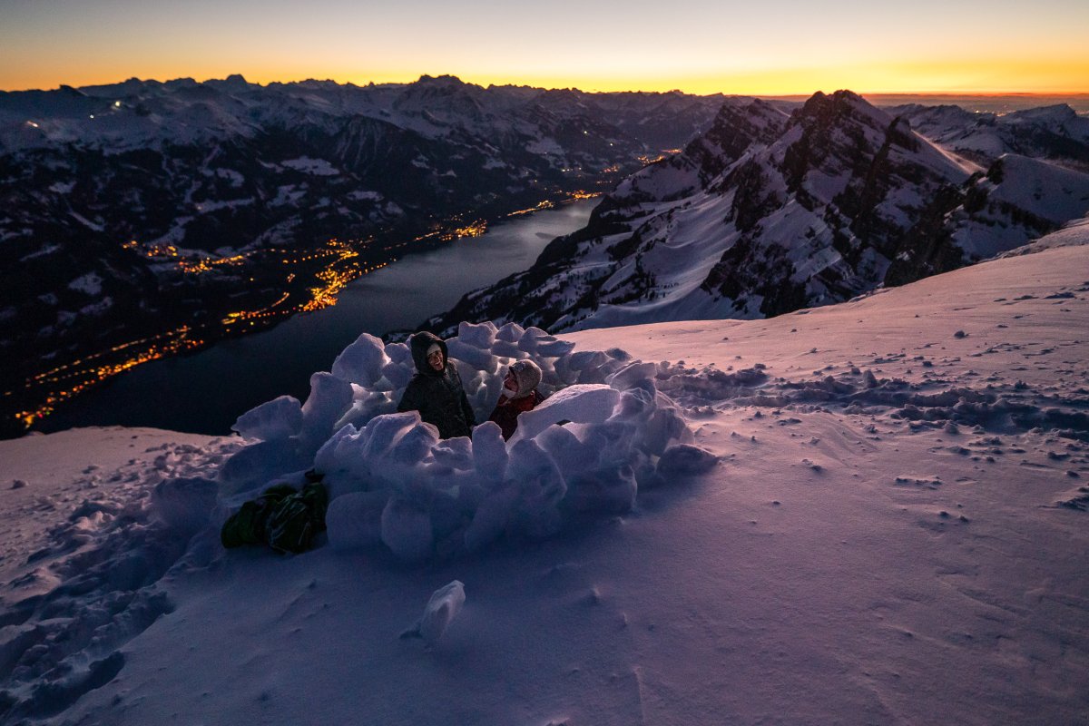 Pour nous abriter encore plus du froid, nous avons bati un petit rempard à l'entrée du terrier. Photo: Lionel Favre