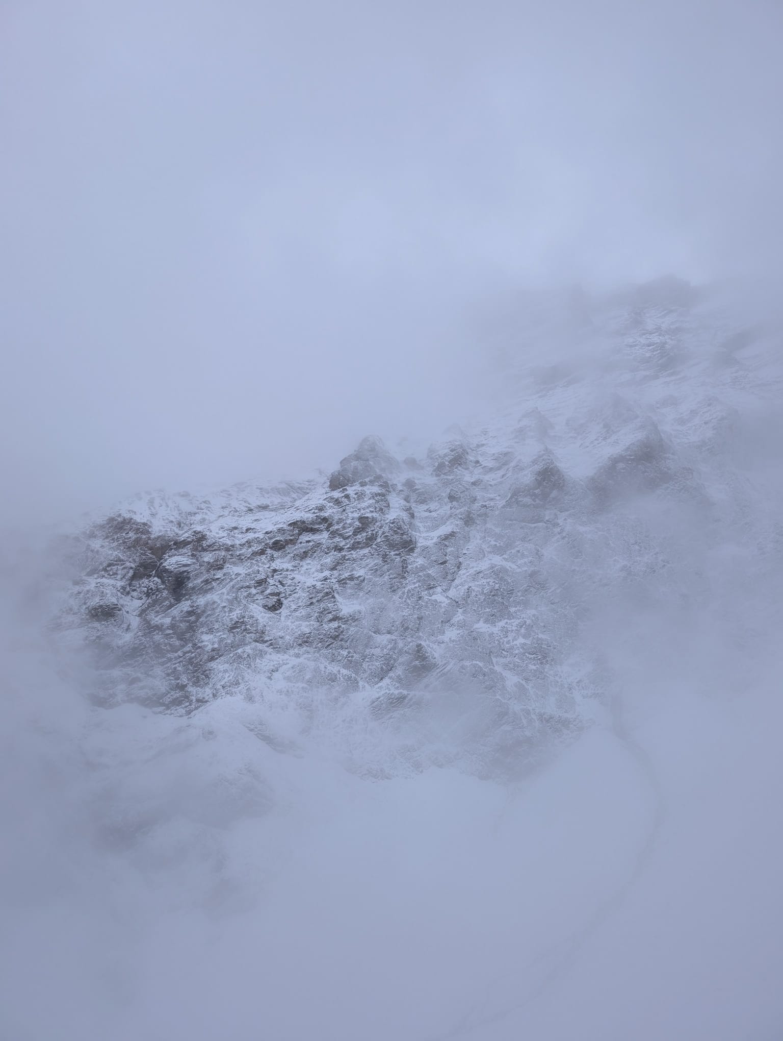 Nuit hivernale sous la neige